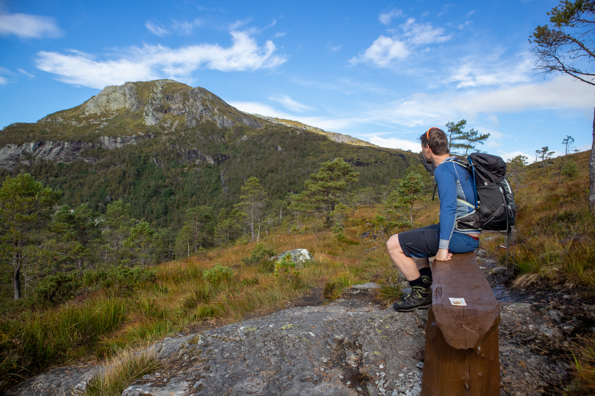 Sti og åpent høstterreng mot Kråkenos