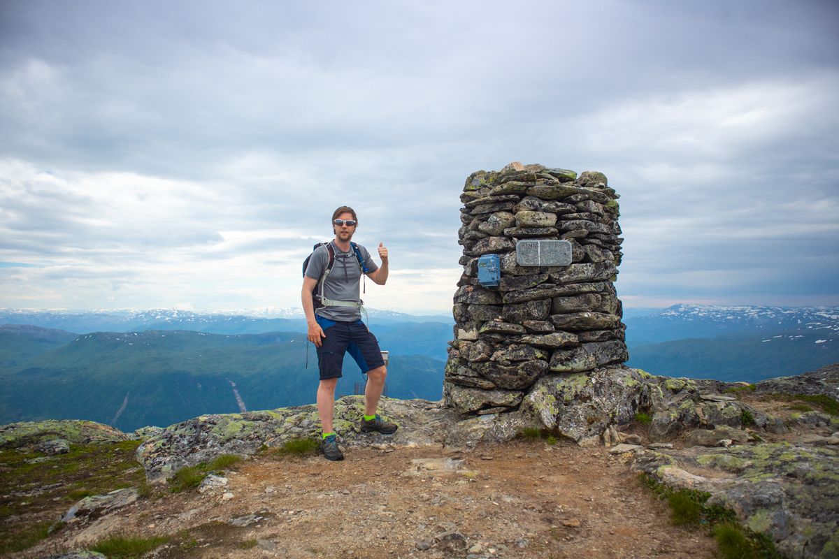 Turtips på Voss: Finnbunuten 1358 moh fra Vikafjellet i bølgende høyfjell