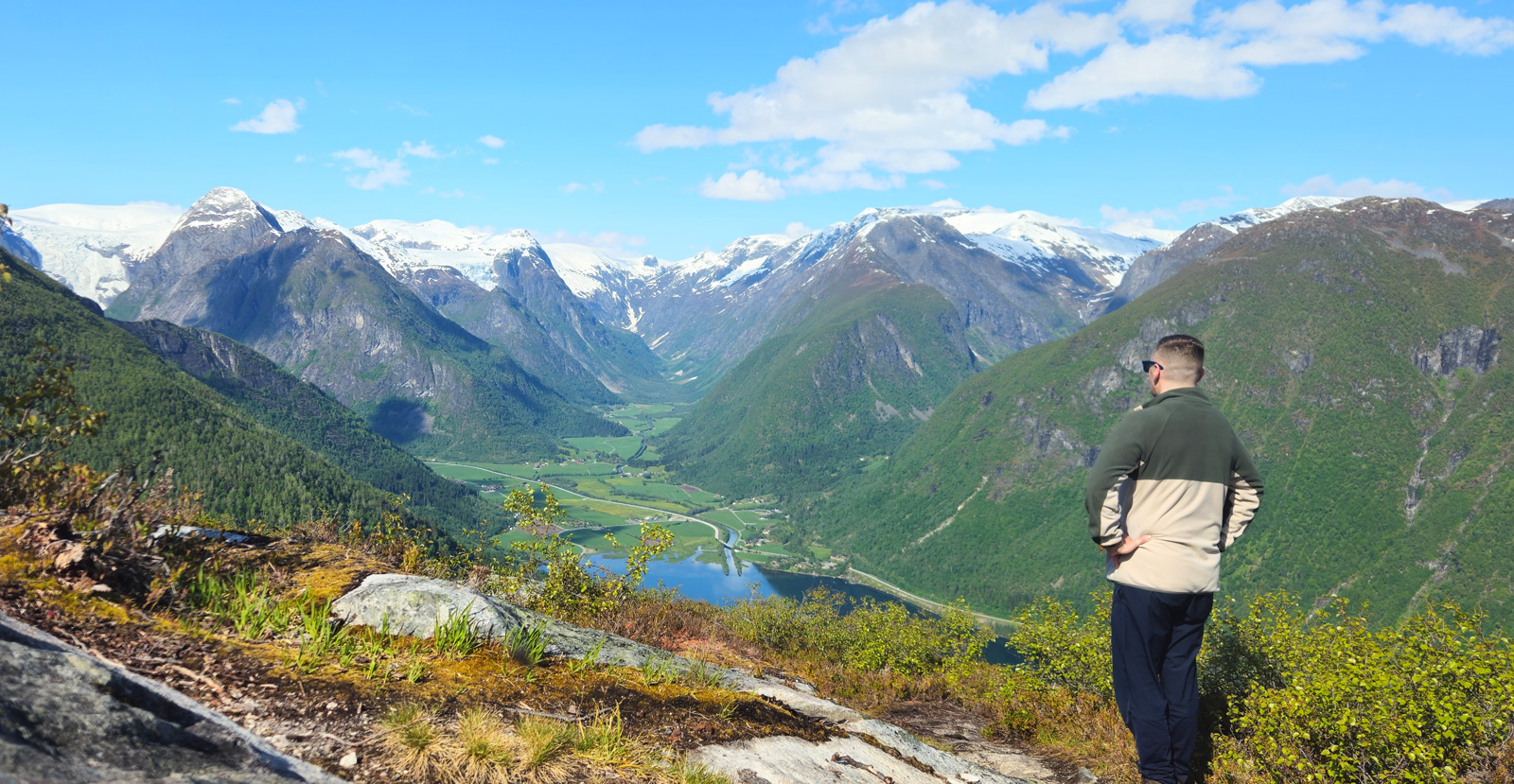 Turtips i Fjærland: Nesahaugen 665 moh med utsikt mot Fjærlandsfjorden