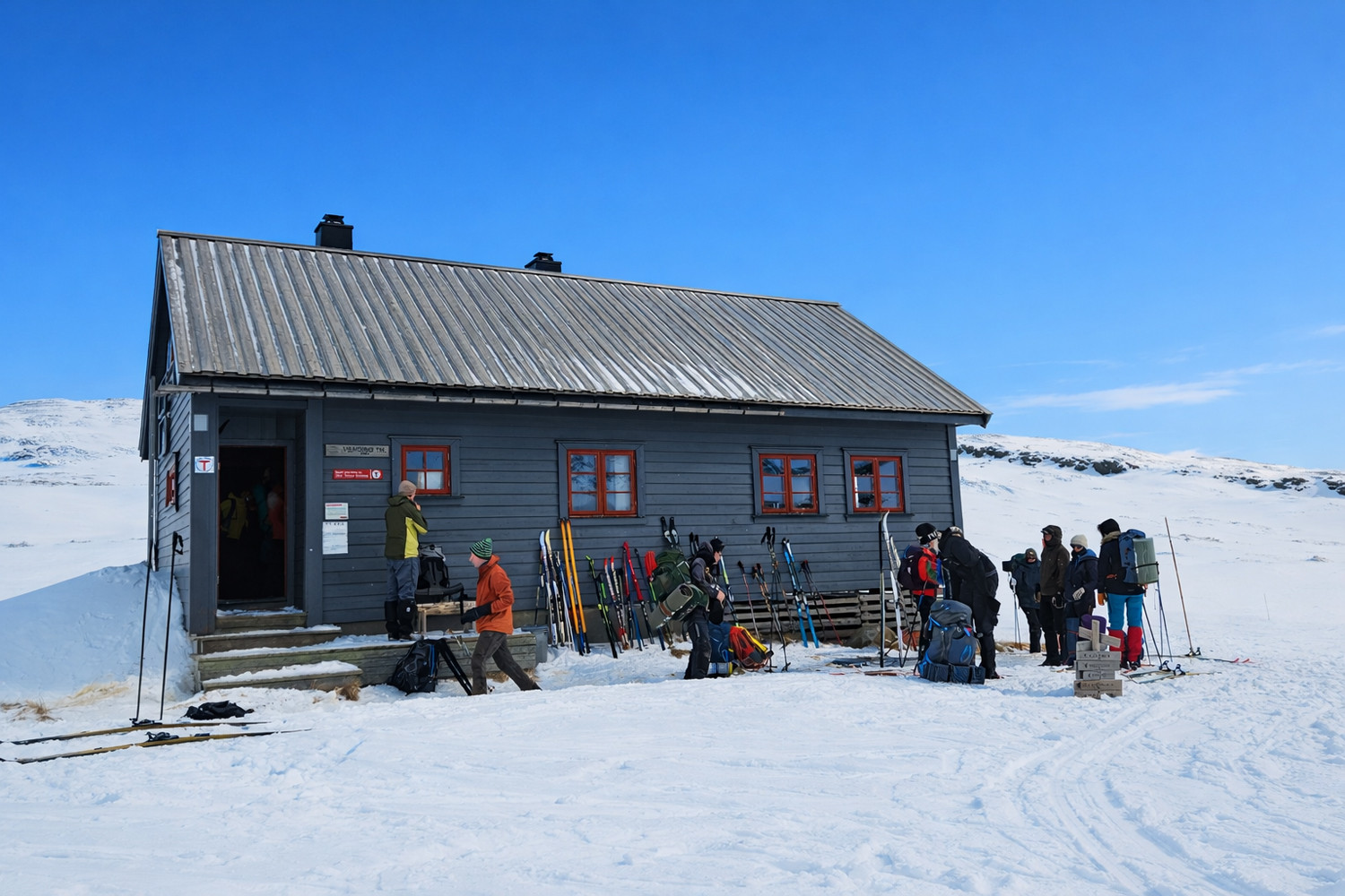 Vending fjellhytte i vinterlandskap på 820 moh