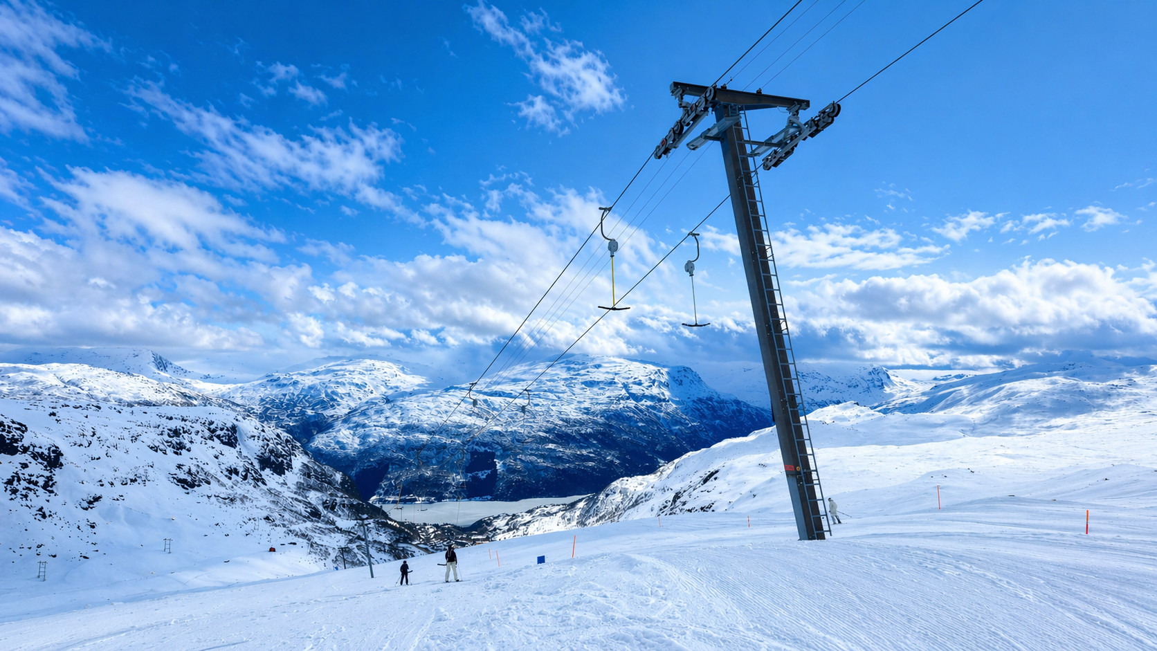 Røldal Skisenter med høyfjellsterreng, heiser og åpne flater over tregrensen