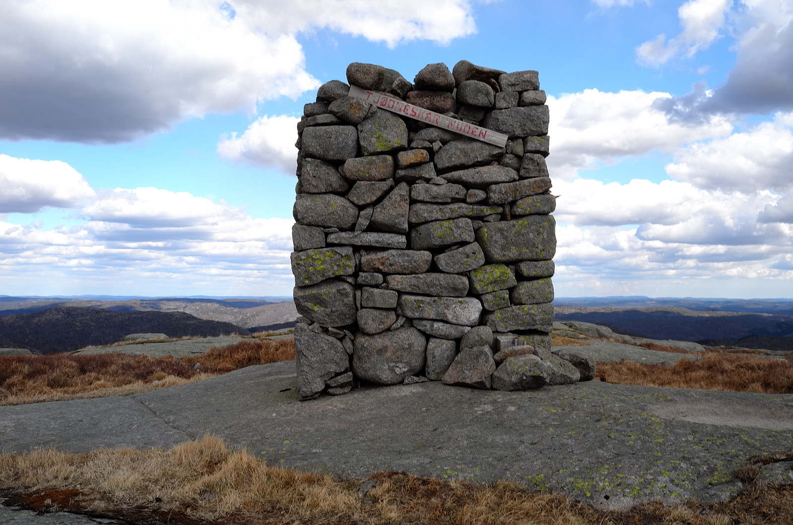 Tjødneskarknuten (609 moh)