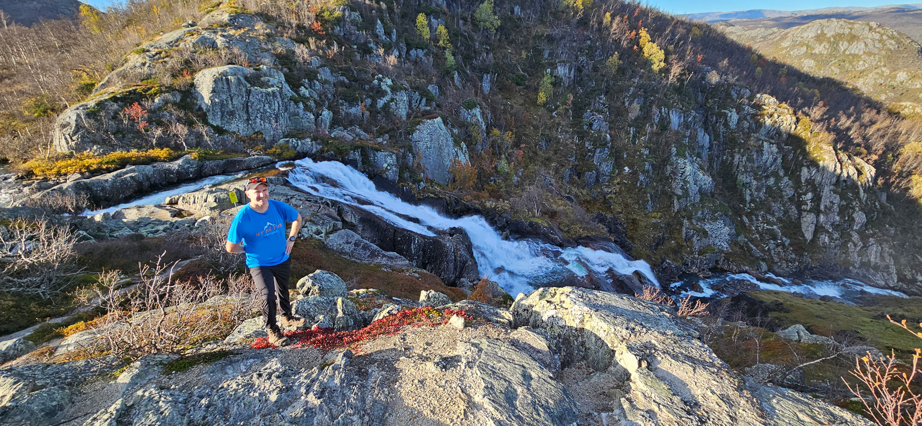Vandretur til den 250 meter høye Hivjufossen