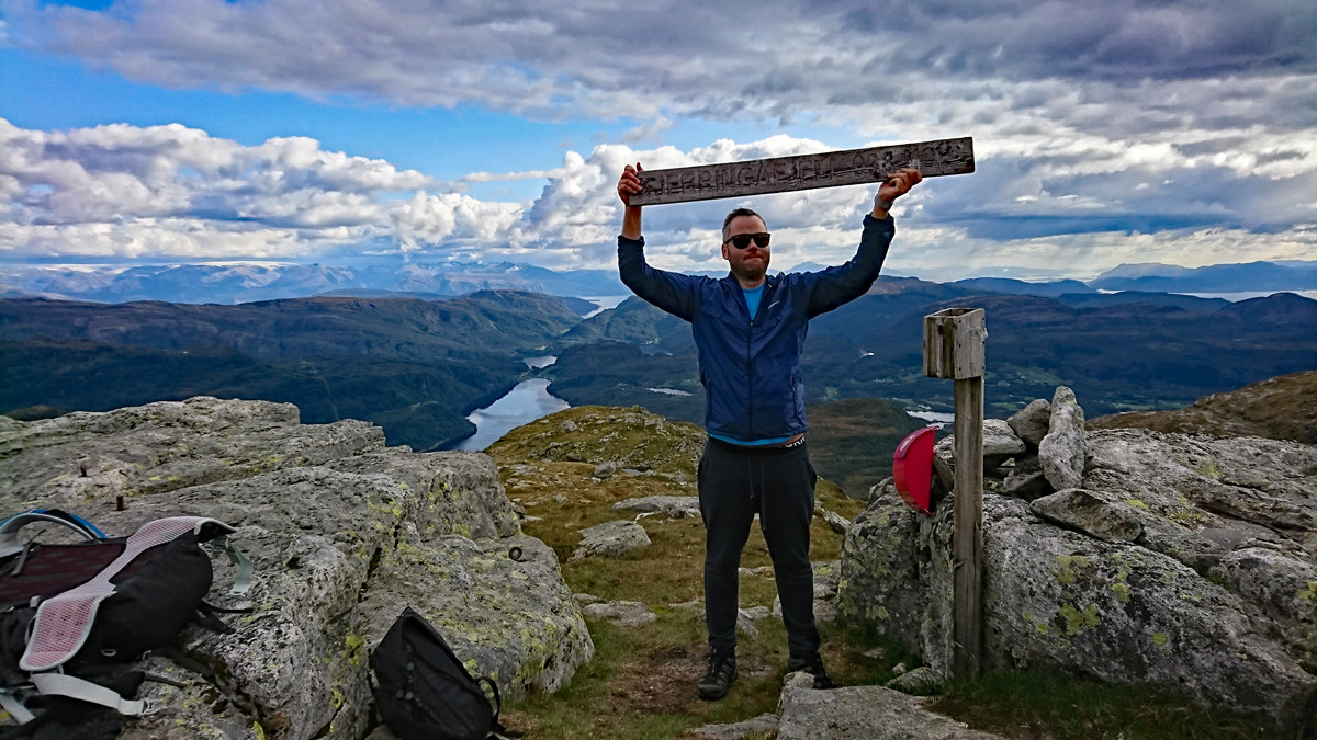 Utsikt fra Kjerrinafjell med høstfarger og fjellrygger i bakgrunnen