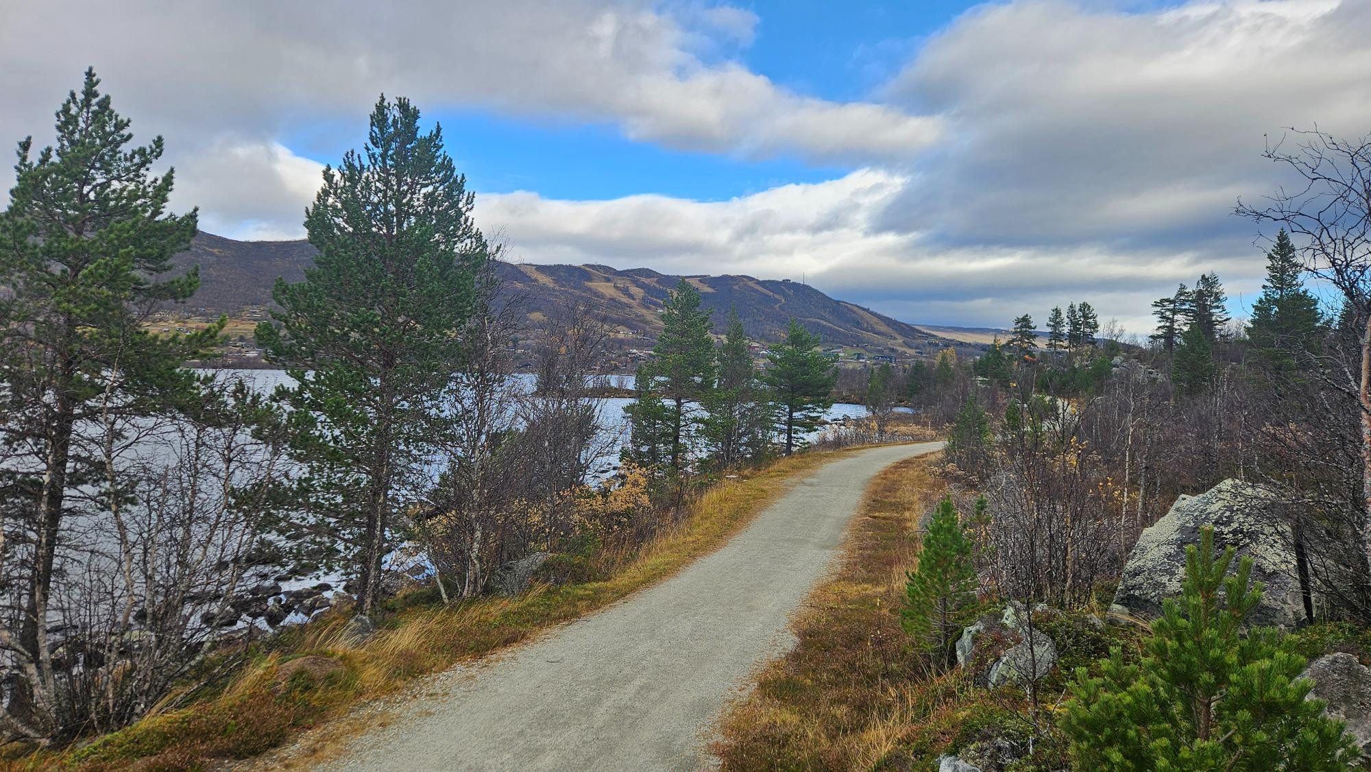 Ustedalsfjorden rundt – familievennlig runde i Geilo sentrum med jevn grus/sti og flere pauseplasser