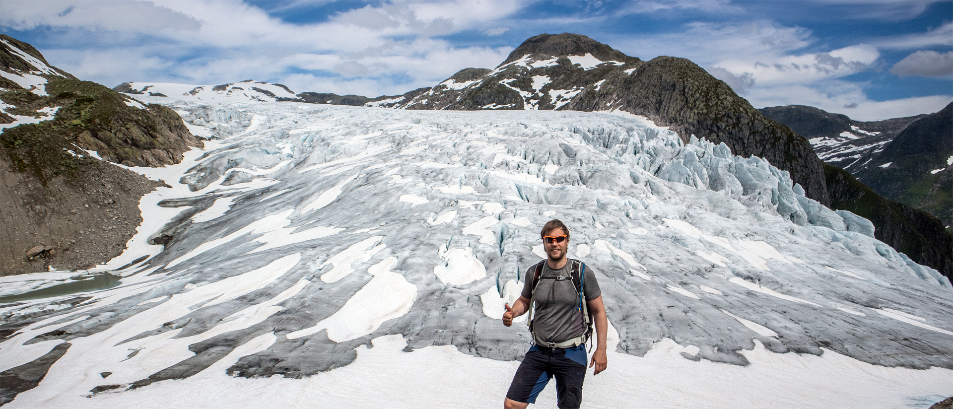 Fjellturer i Fjærland: Flatbreen og Flatbrehytta 994 moh med utsikt mot fjorden